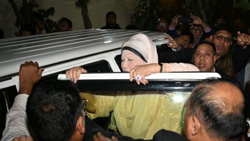 বিমানবন্দরের পথে খালেদা জিয়া